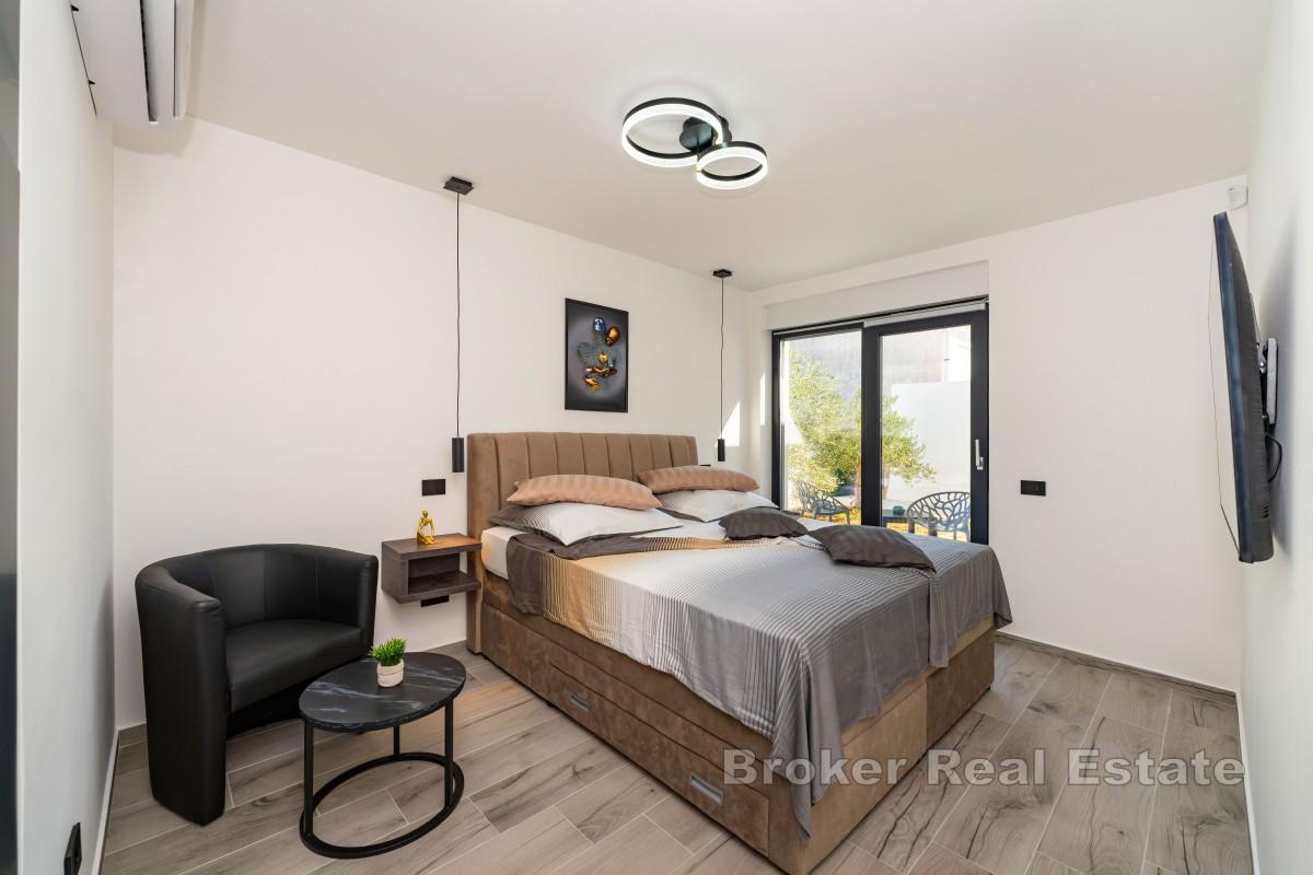 Nybyggd villa med pool och havsutsikt