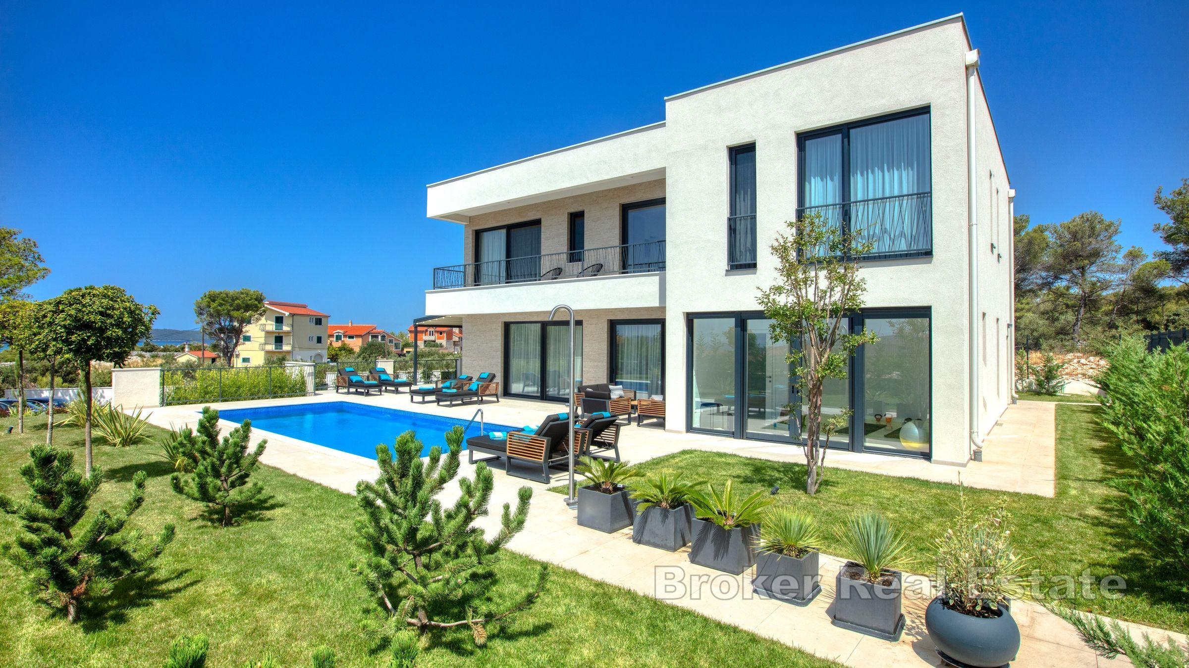 Villa moderna con piscina e vista mare
