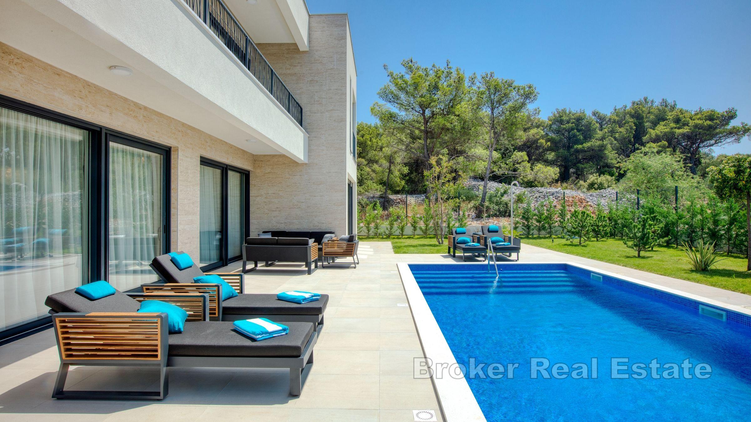 Villa moderna con piscina e vista mare