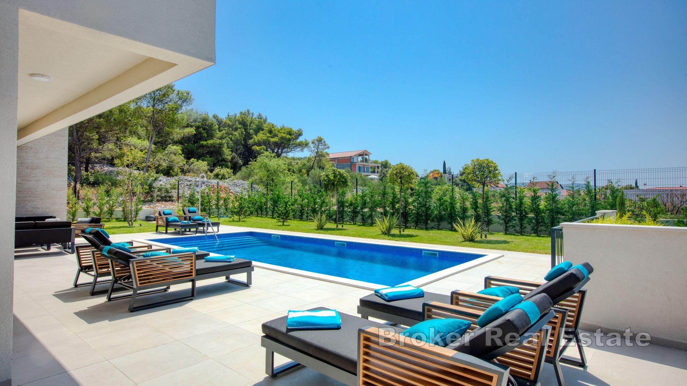 Villa moderna con piscina e vista mare