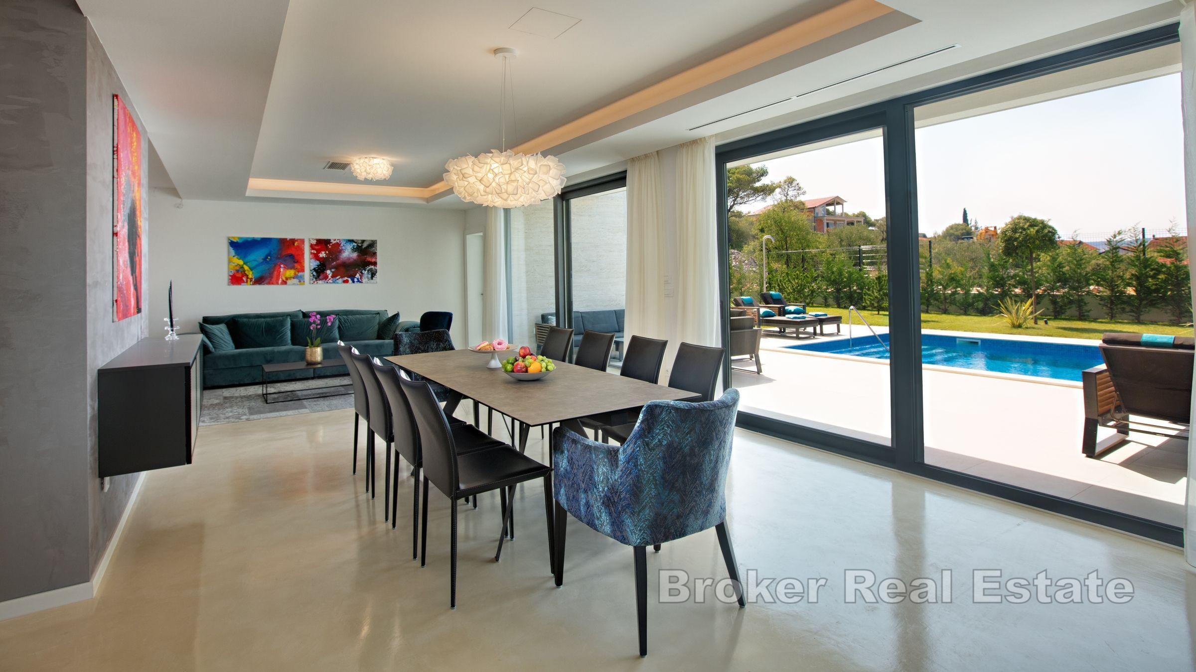 Moderne Villa mit Pool und Meerblick