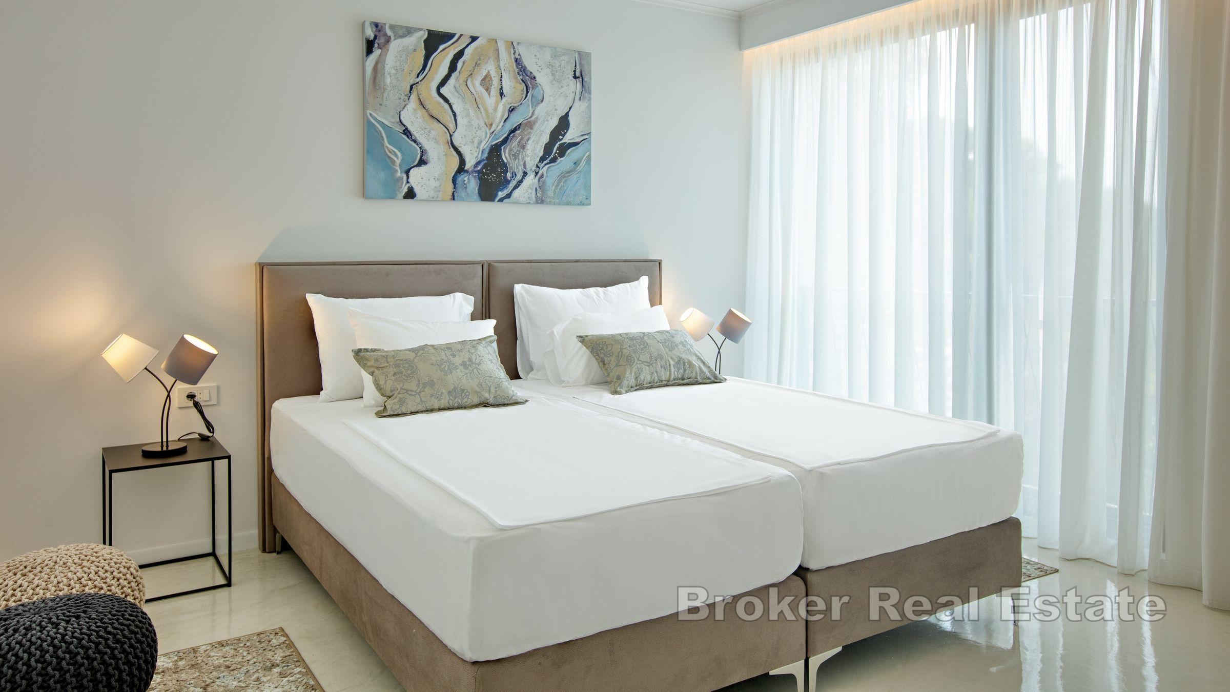 Villa moderna con piscina e vista mare