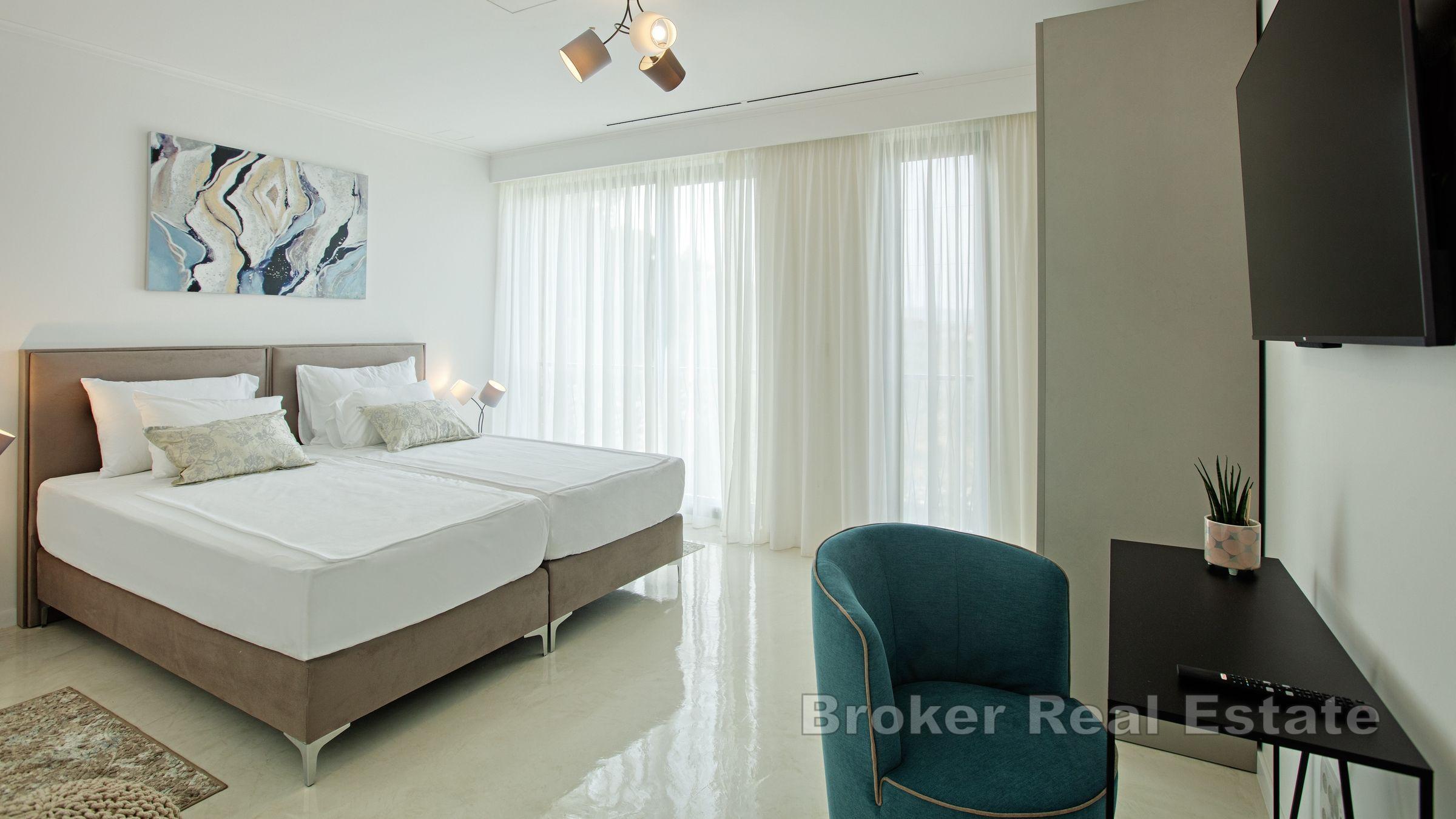 Moderne Villa mit Pool und Meerblick