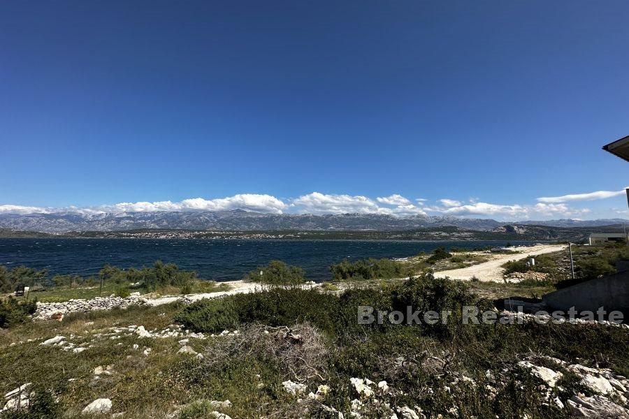 Byggnadsmark nära havet