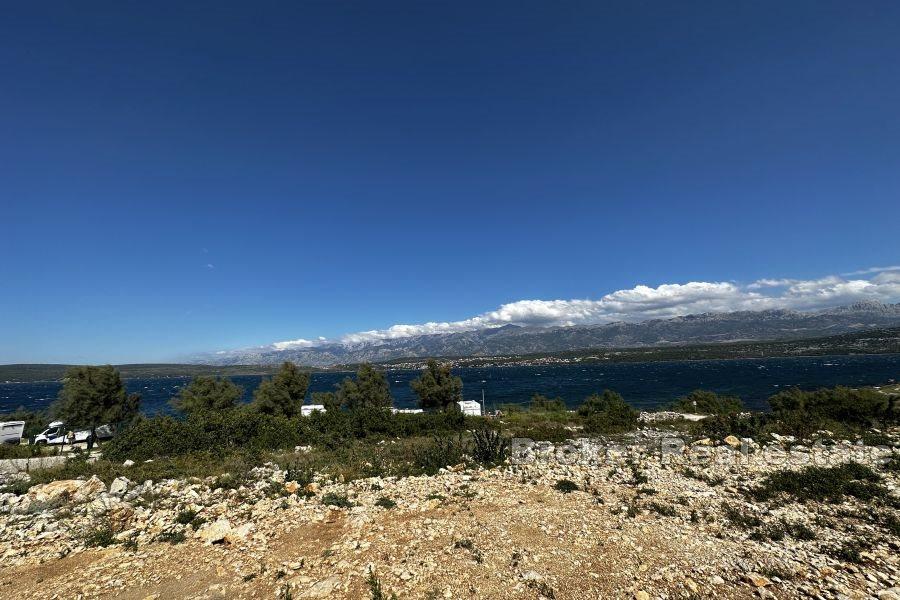 Byggnadsmark nära havet
