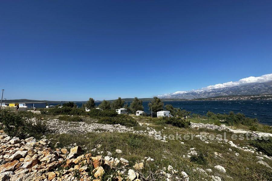 Byggnadsmark nära havet