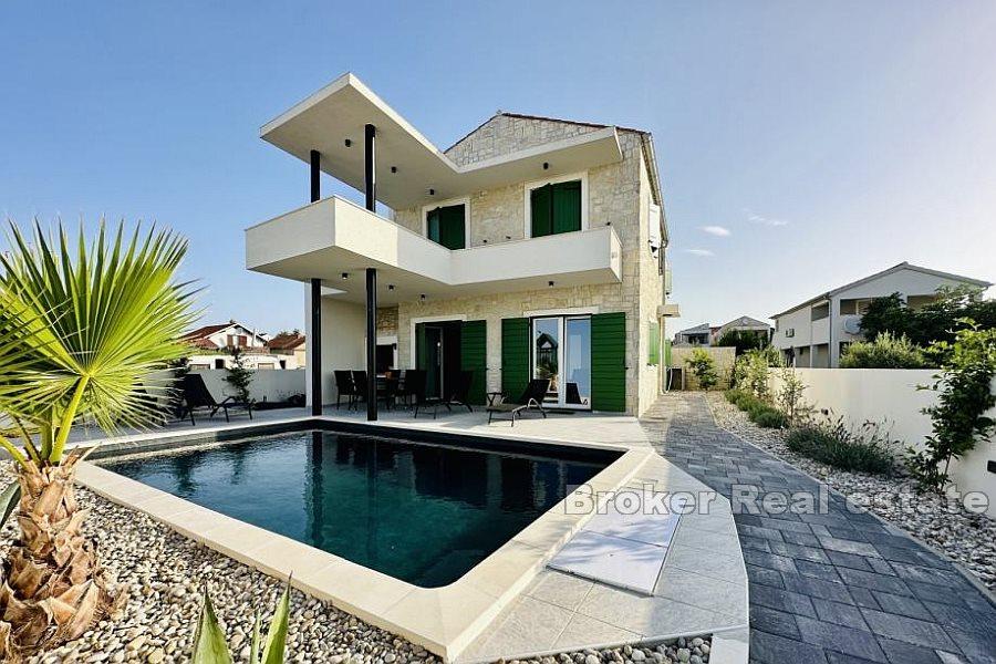 Casa in pietra con vista sul mare