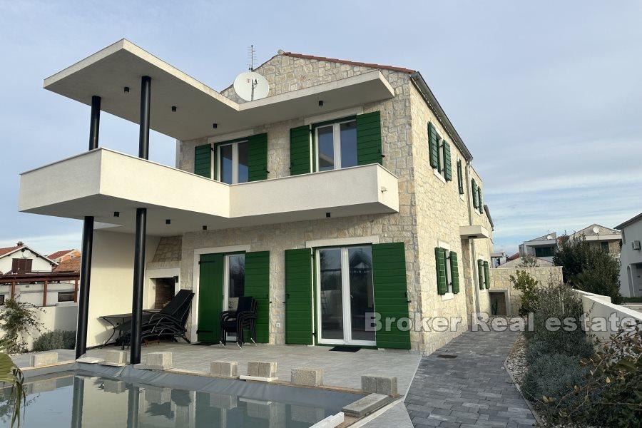 Casa in pietra con vista sul mare