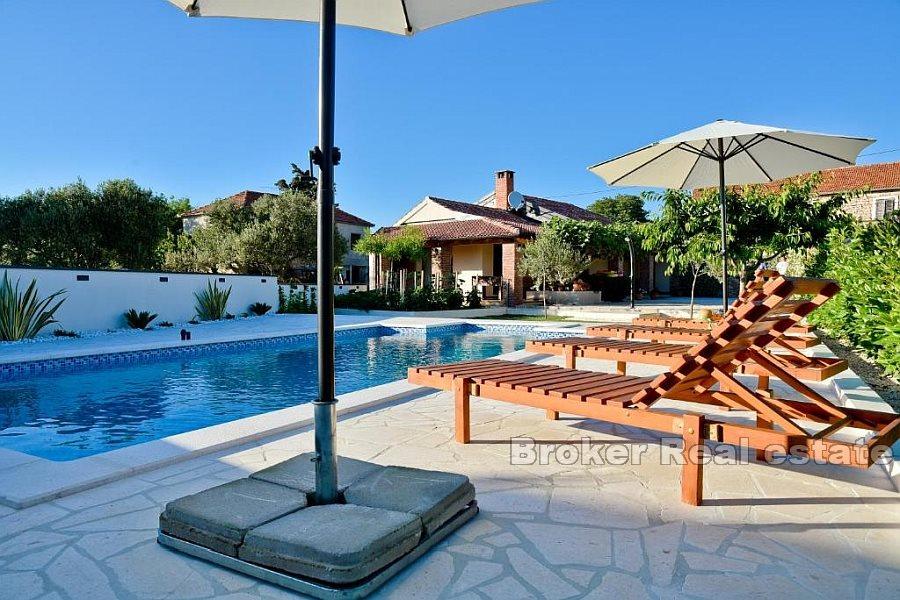 Stenhus med pool nära Zadar