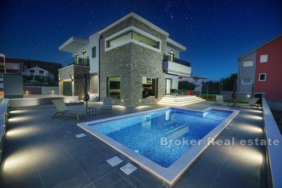 Luxury detached house with swimming pool