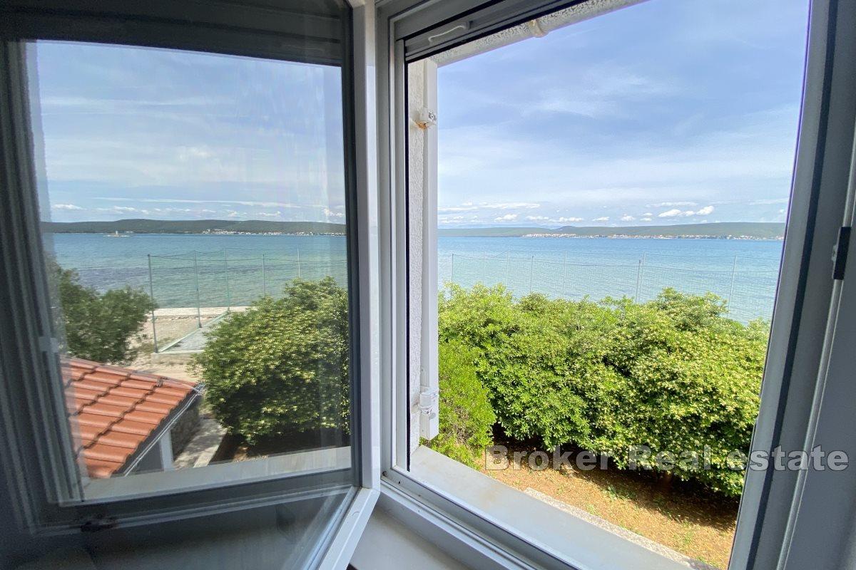 Una bella casa in una posizione attraente, prima fila sul mare