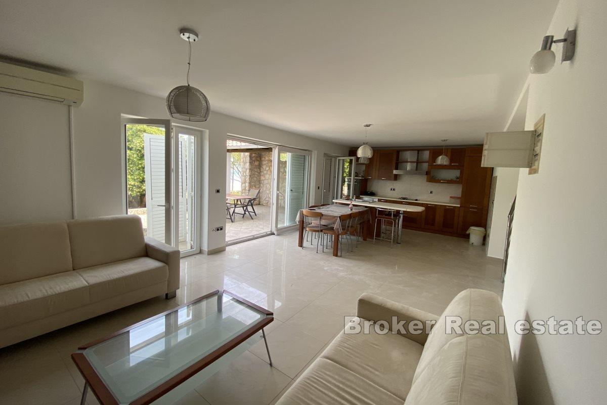 Una bella casa in una posizione attraente, prima fila sul mare