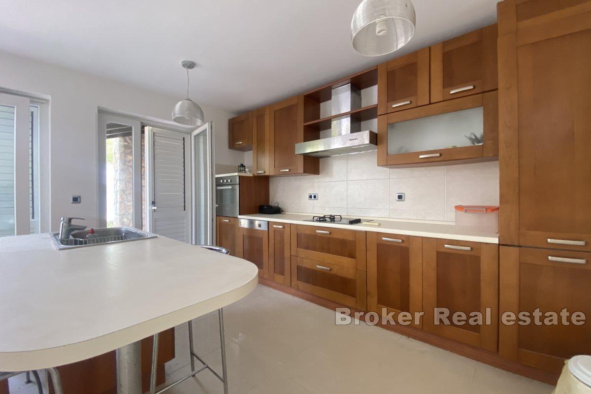 Une belle maison dans une position attrayante, au premier rang en bord de mer