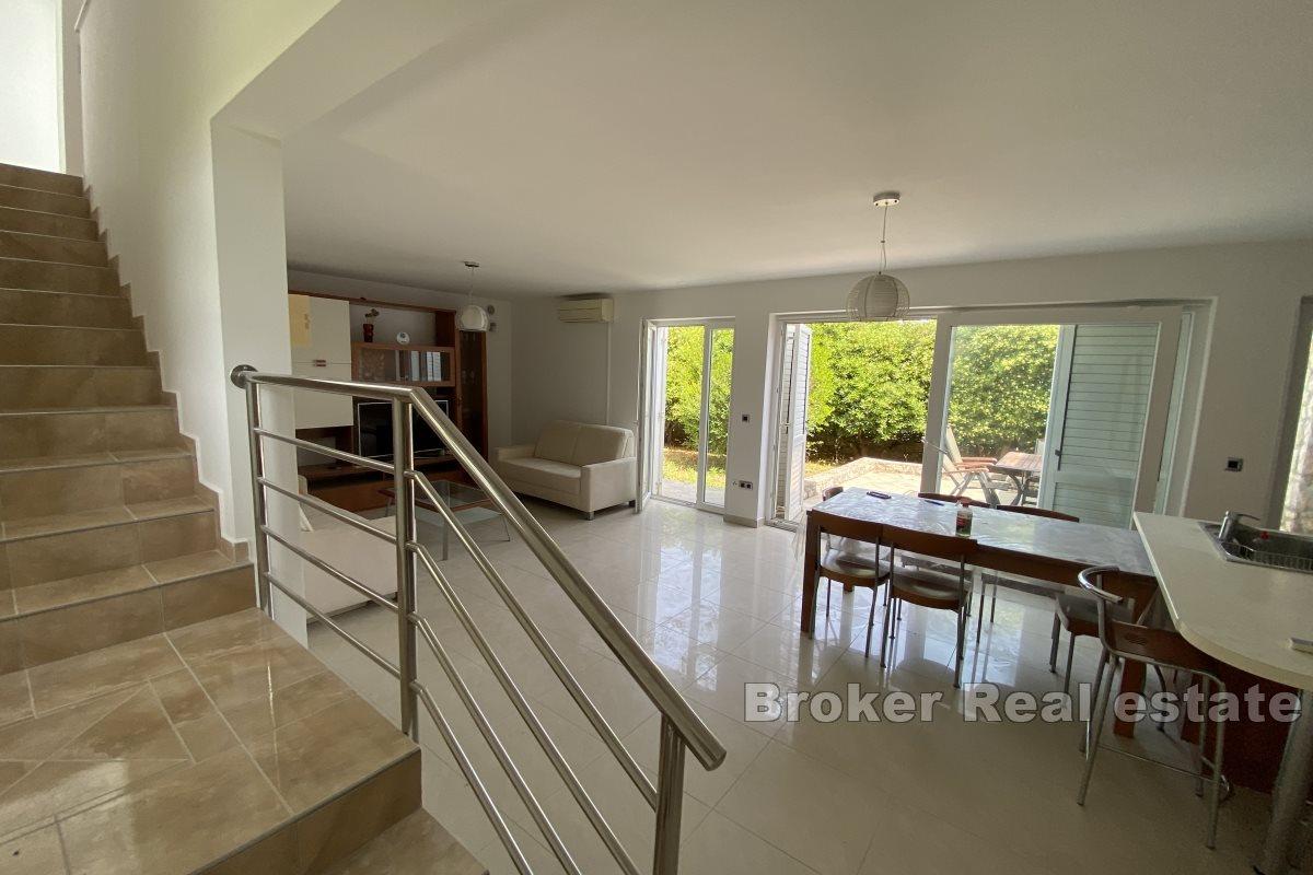 Une belle maison dans une position attrayante, au premier rang en bord de mer