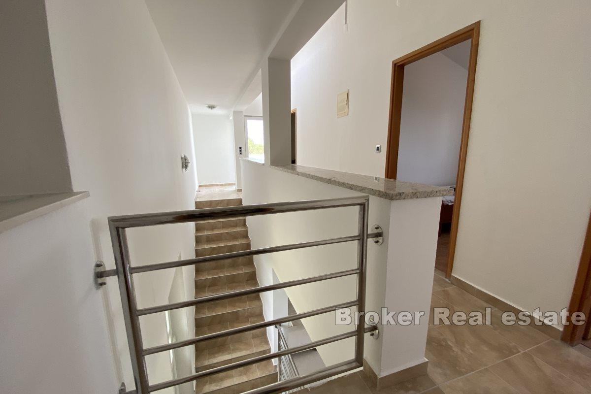 Une belle maison dans une position attrayante, au premier rang en bord de mer