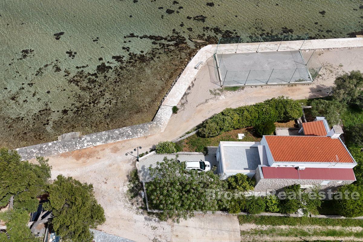 Una bella casa in una posizione attraente, prima fila sul mare