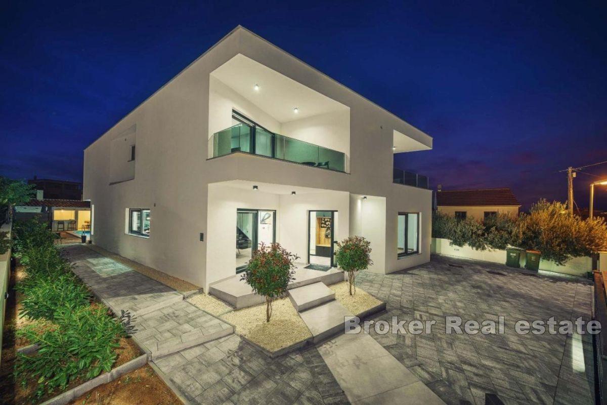 Villa with heated pool in a quiet location