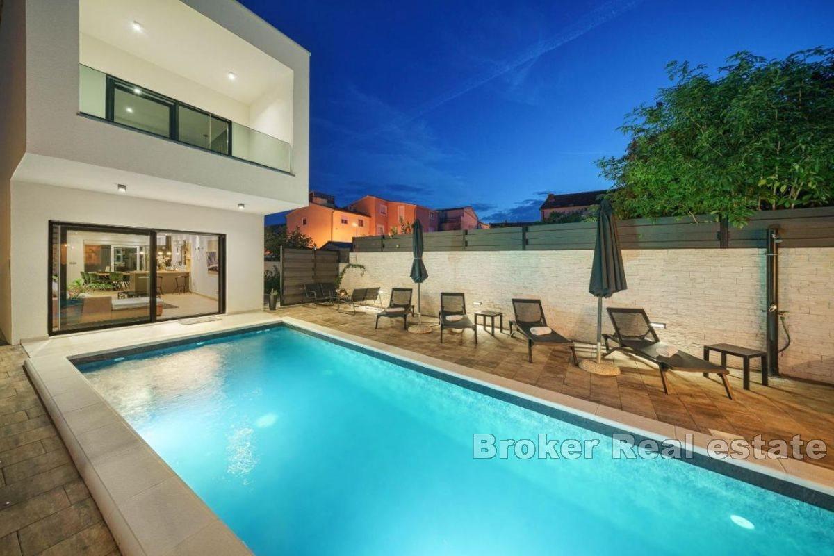 Villa with heated pool in a quiet location