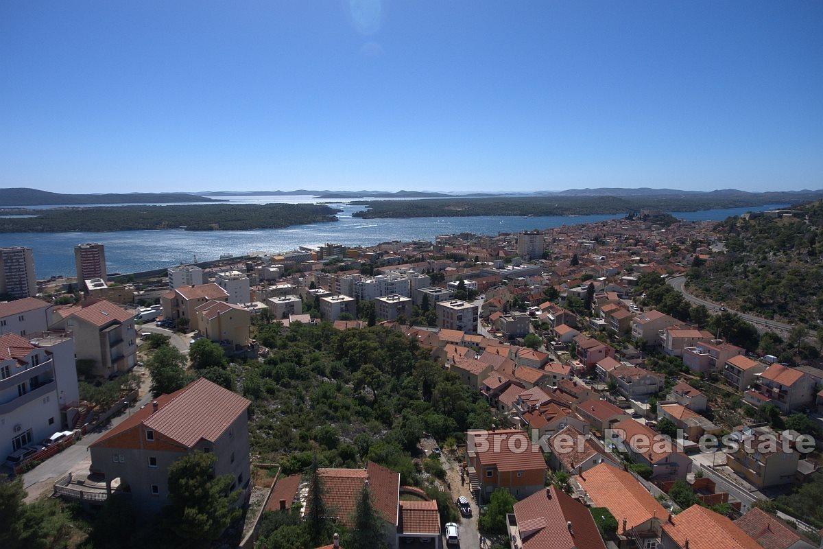 Atraktivno građevinsko zemljište sa pogledom na zaljev