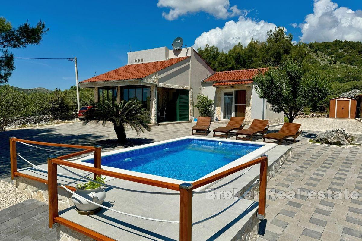 Secluded house with swimming pool