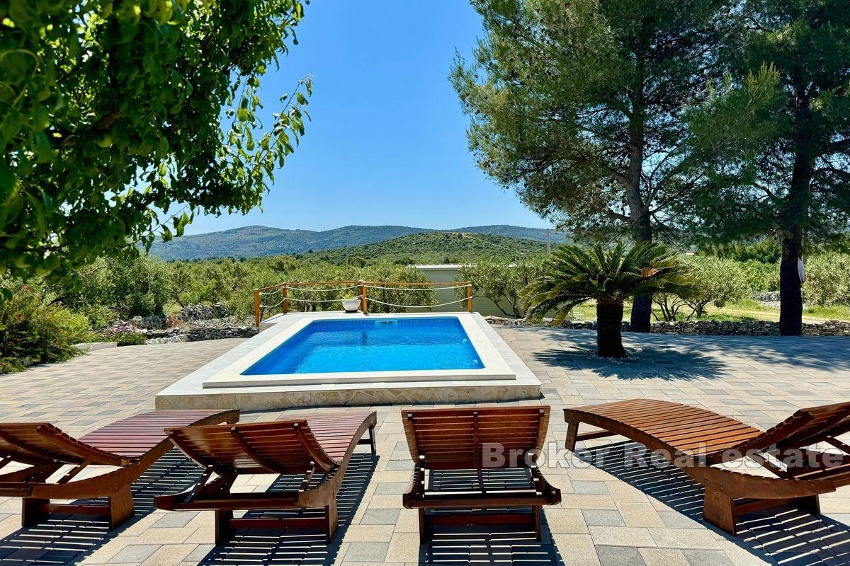 Tilbaketrukket hus med svømmebasseng