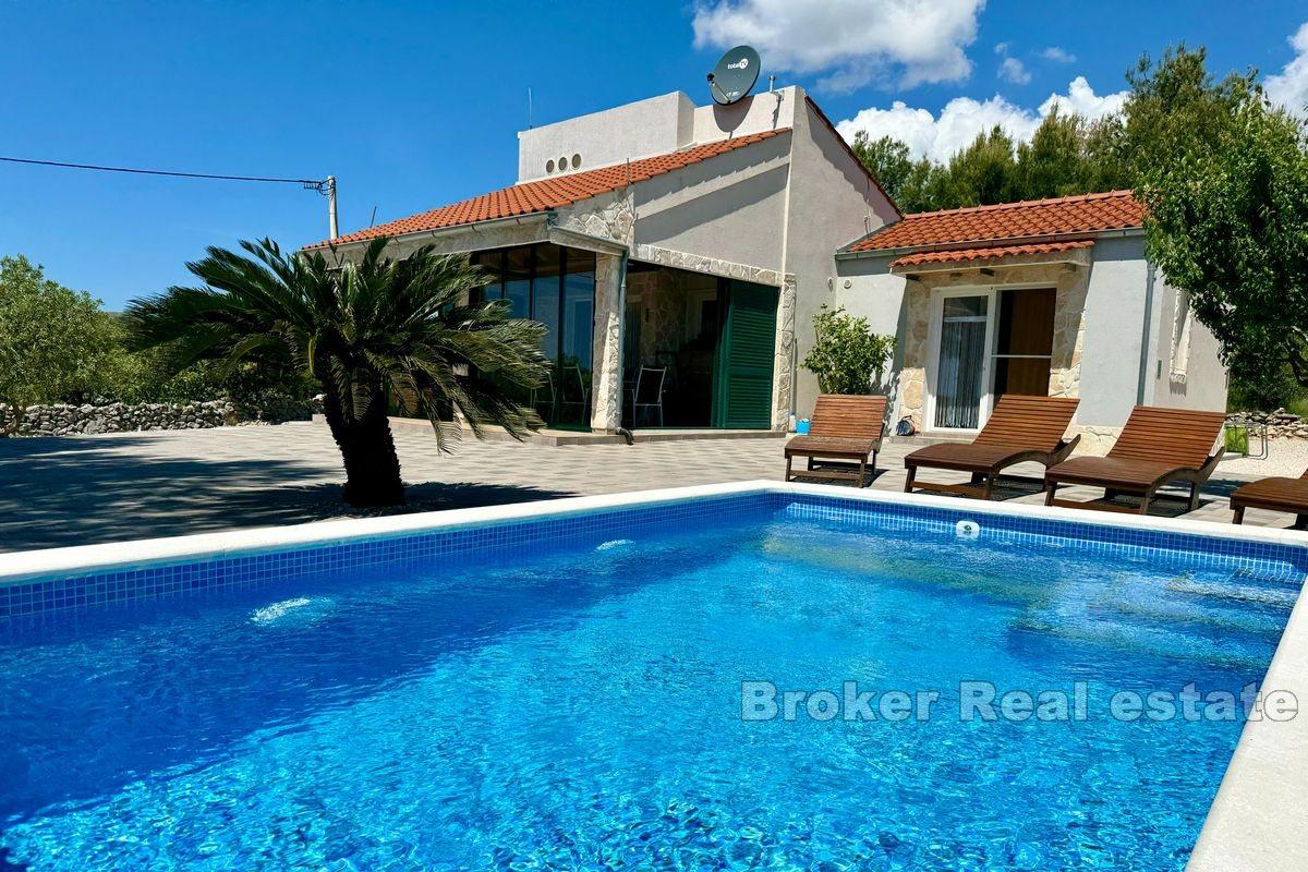 Tilbaketrukket hus med svømmebasseng