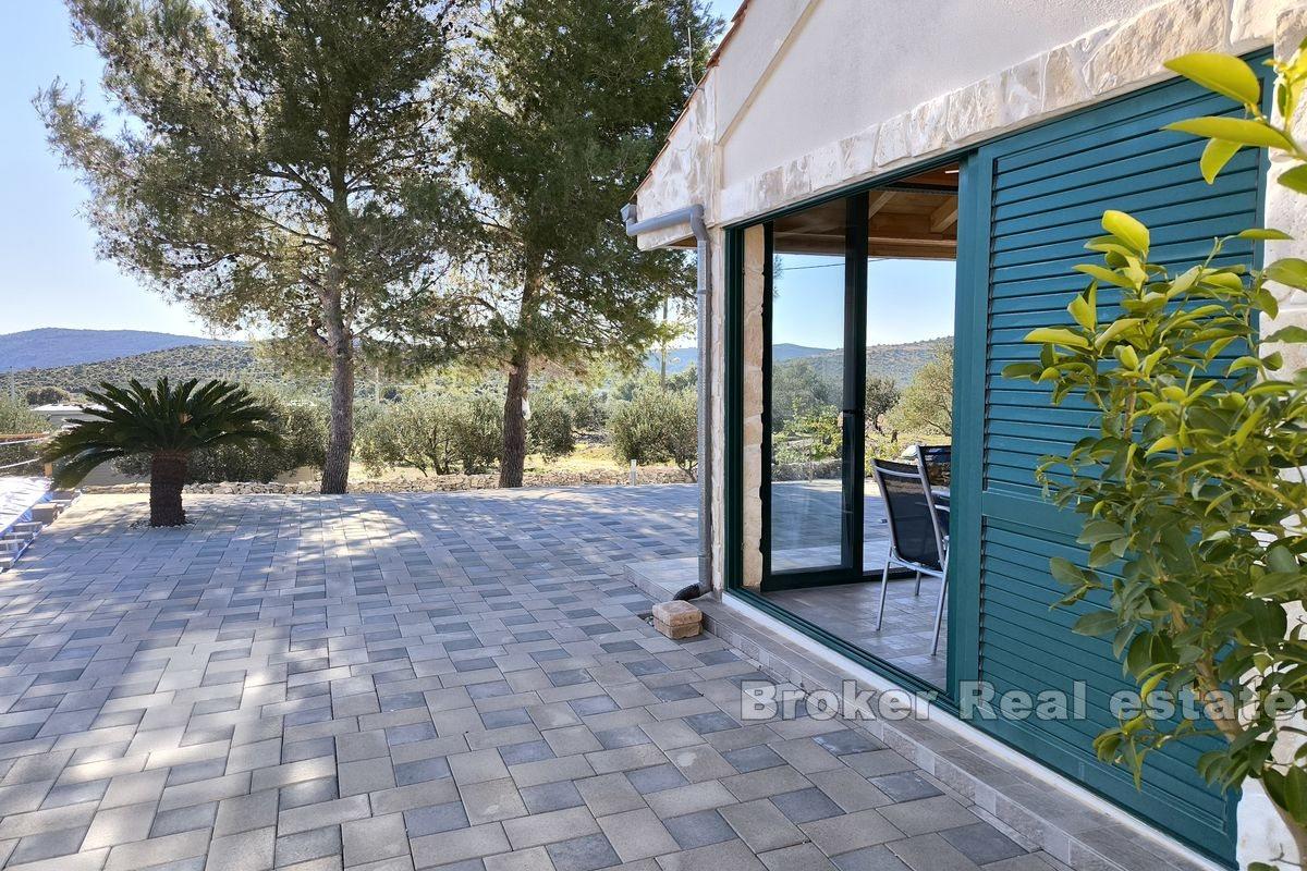 Tilbaketrukket hus med svømmebasseng