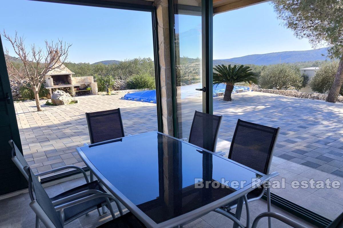 Tilbaketrukket hus med svømmebasseng