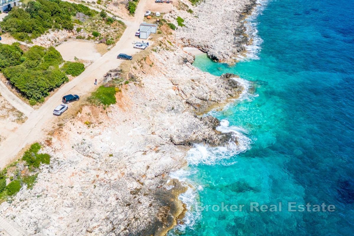 Terrain à bâtir attrayant, première rangée de la mer