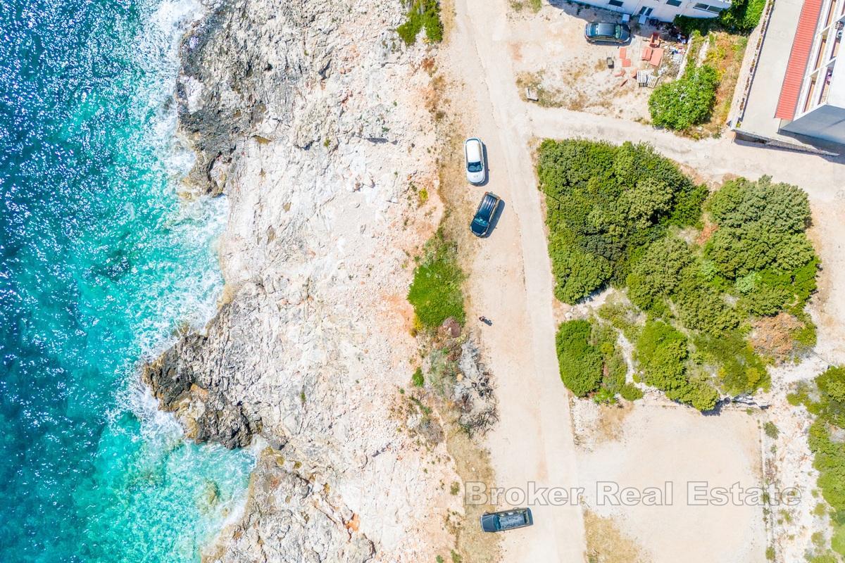 Terrain à bâtir attrayant, première rangée de la mer