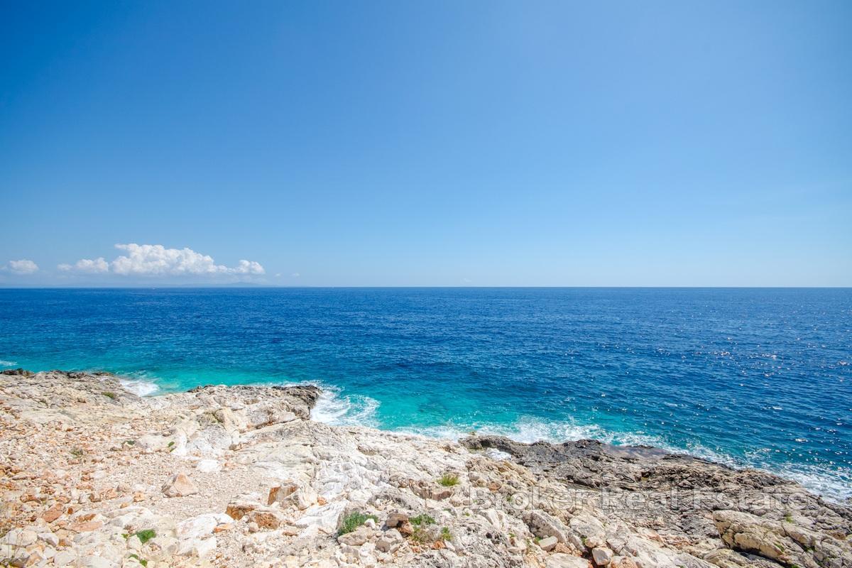 Terrain à bâtir attrayant, première rangée de la mer