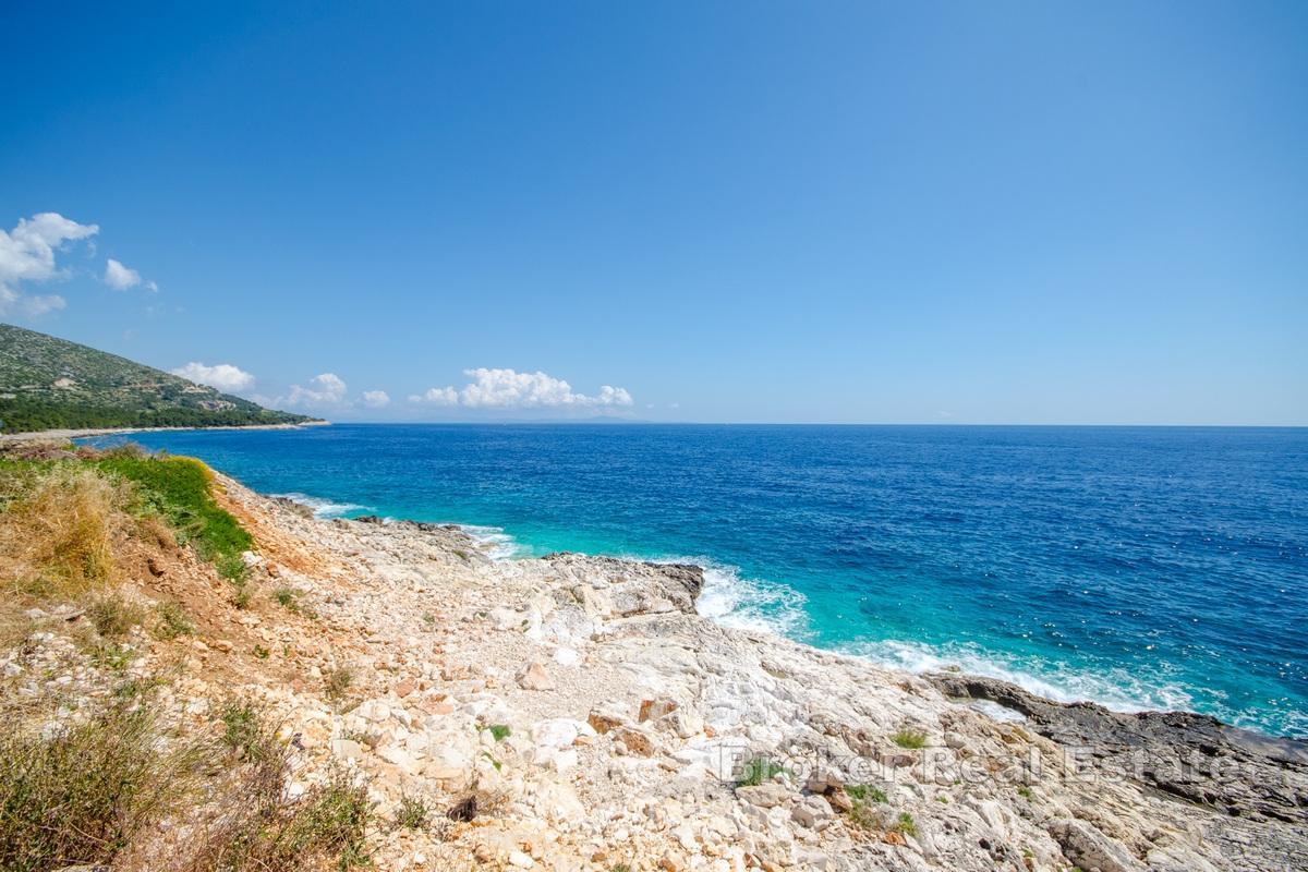 Terrain à bâtir attrayant, première rangée de la mer