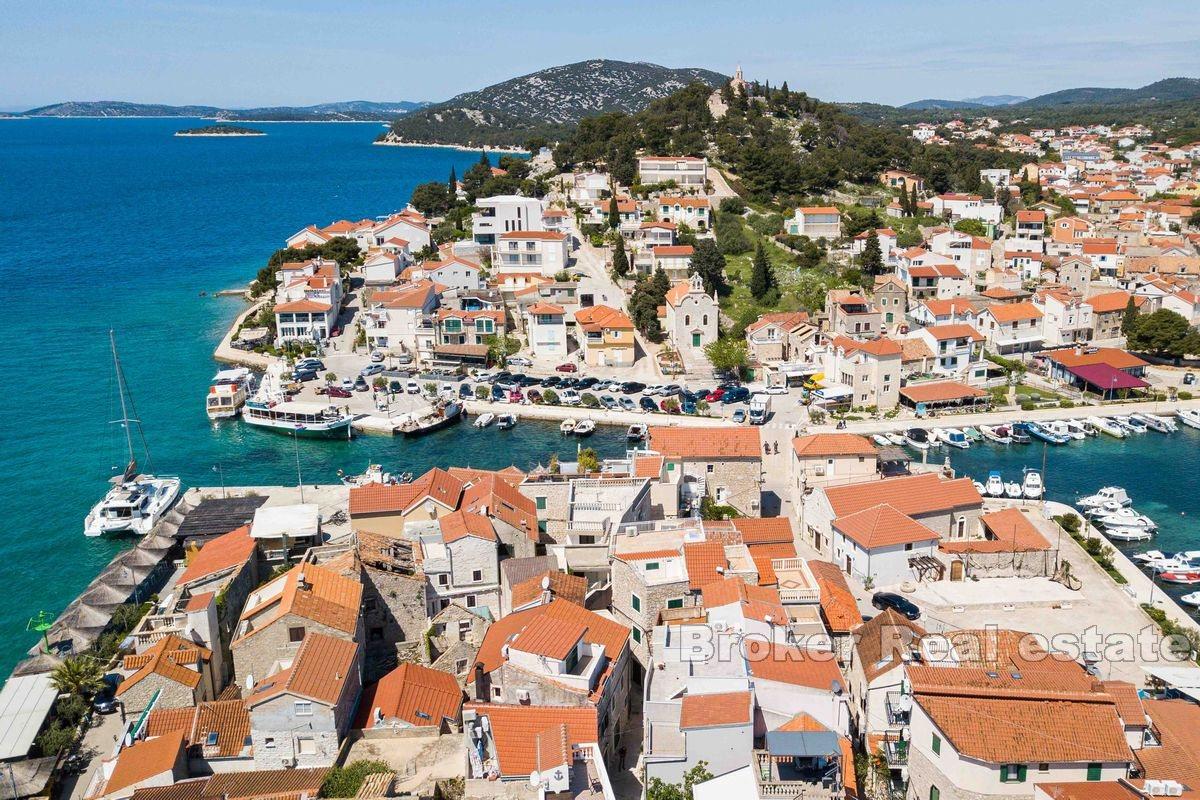 Belle maison en pierre au premier rang de la mer