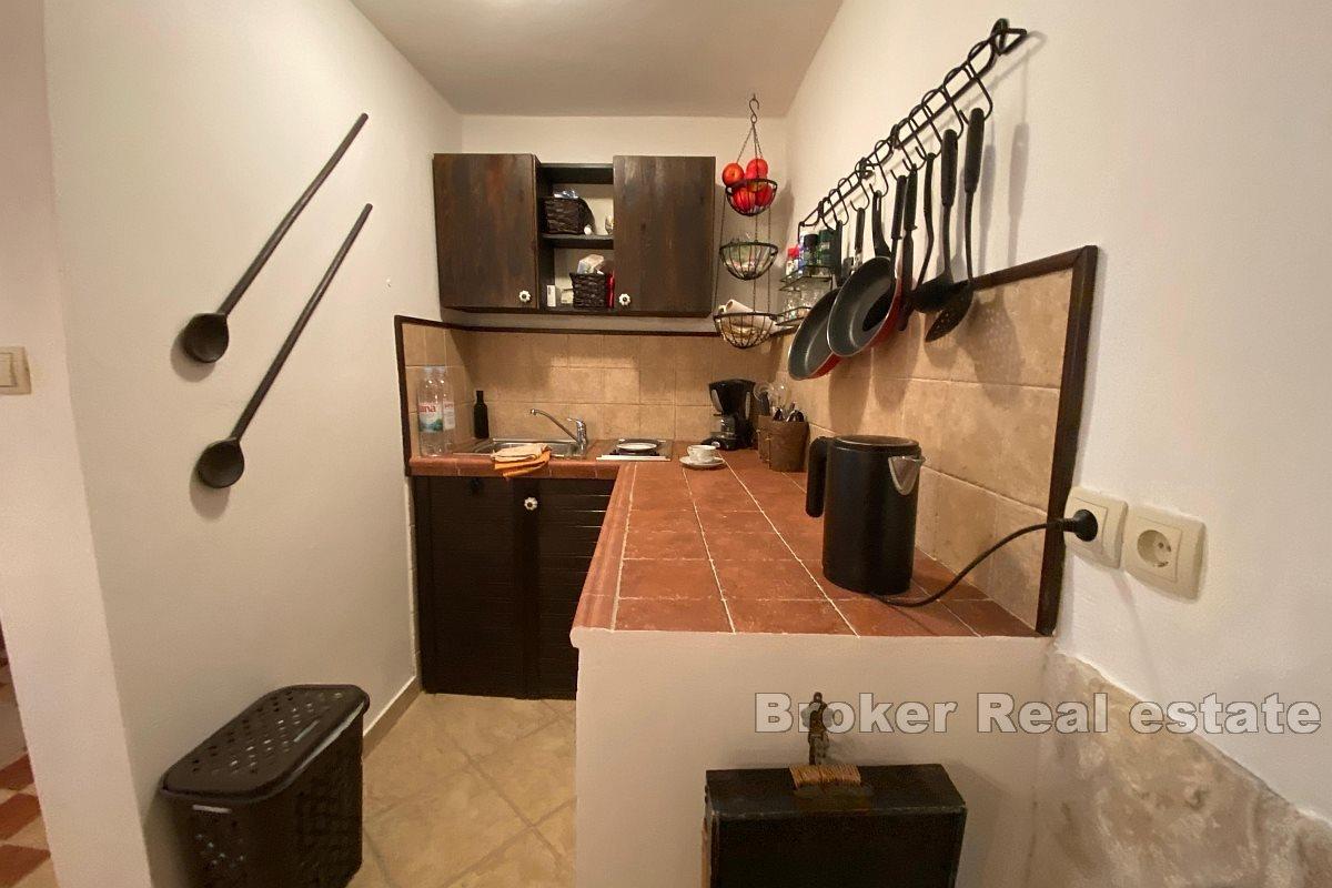 Bella casa in pietra in prima fila al mare