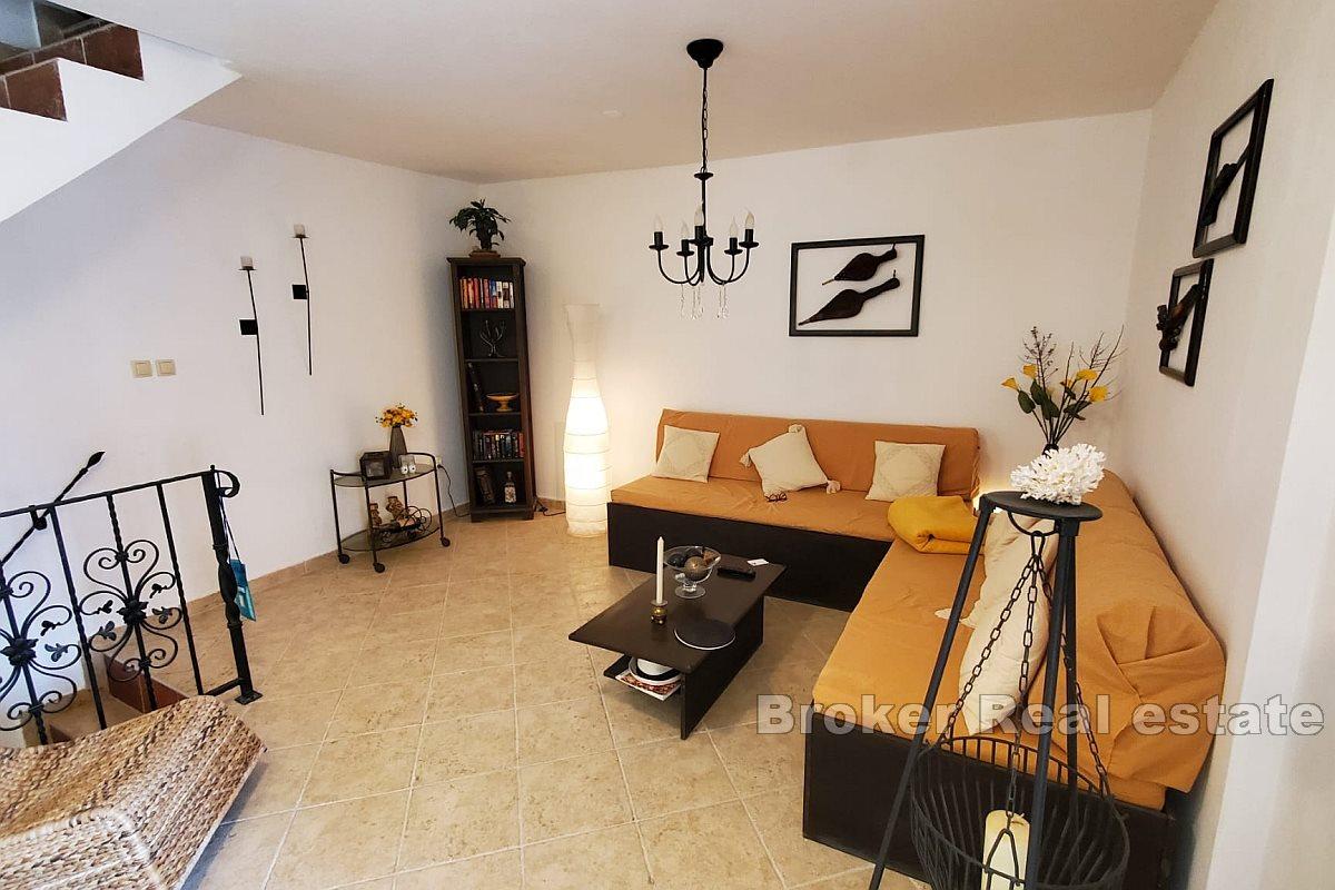 Bella casa in pietra in prima fila al mare