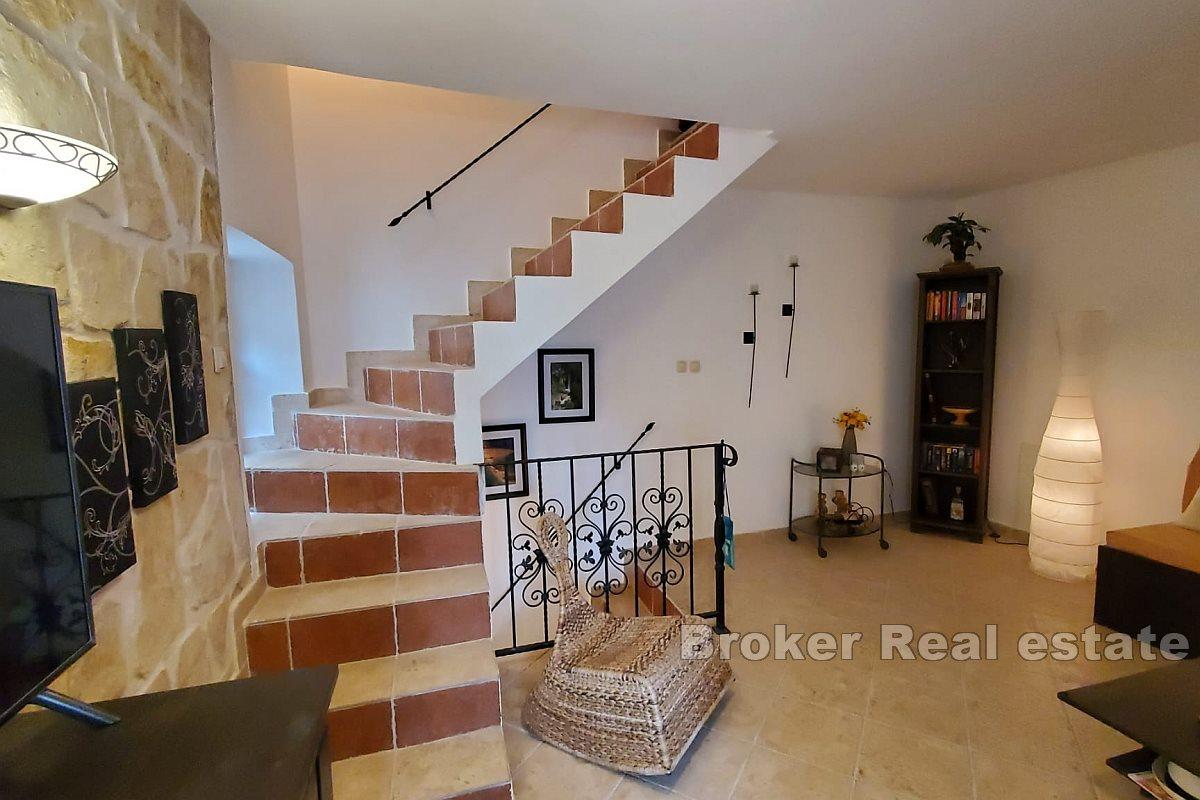 Bella casa in pietra in prima fila al mare