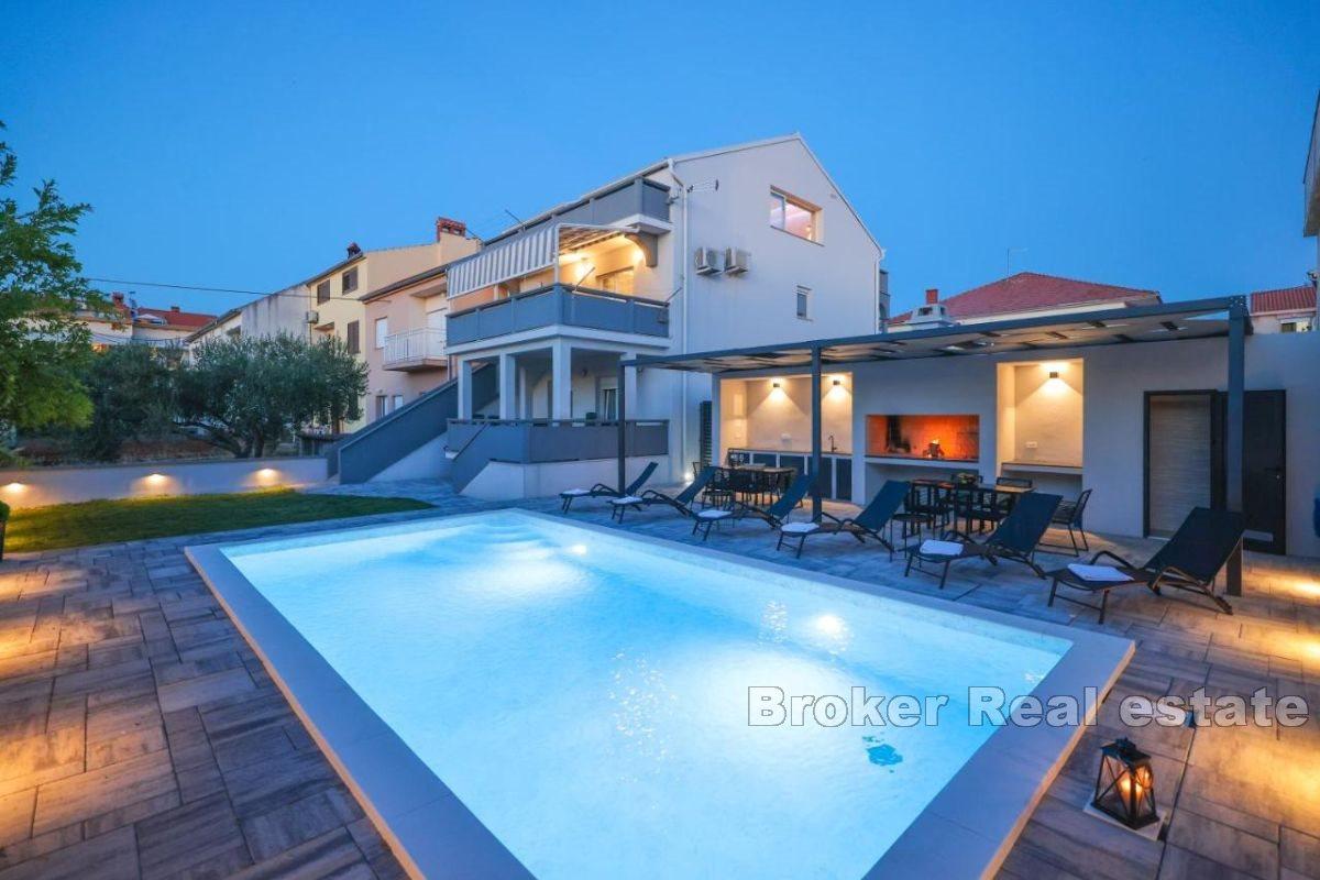Une villa avec un beau jardin et piscine proche du centre