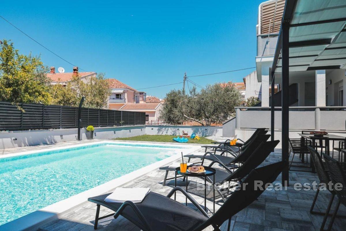 Une villa avec un beau jardin et piscine proche du centre