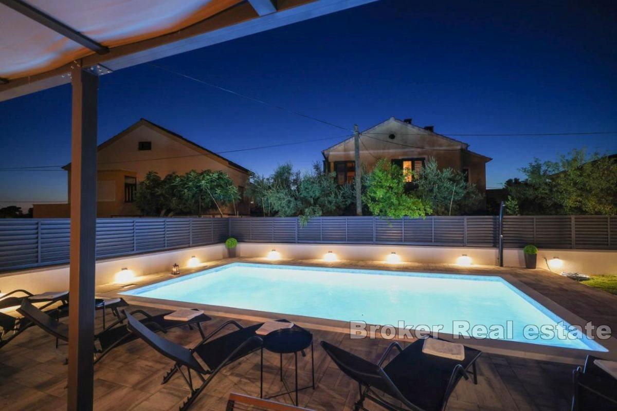 A villa with a beautiful garden and swimming pool near the center