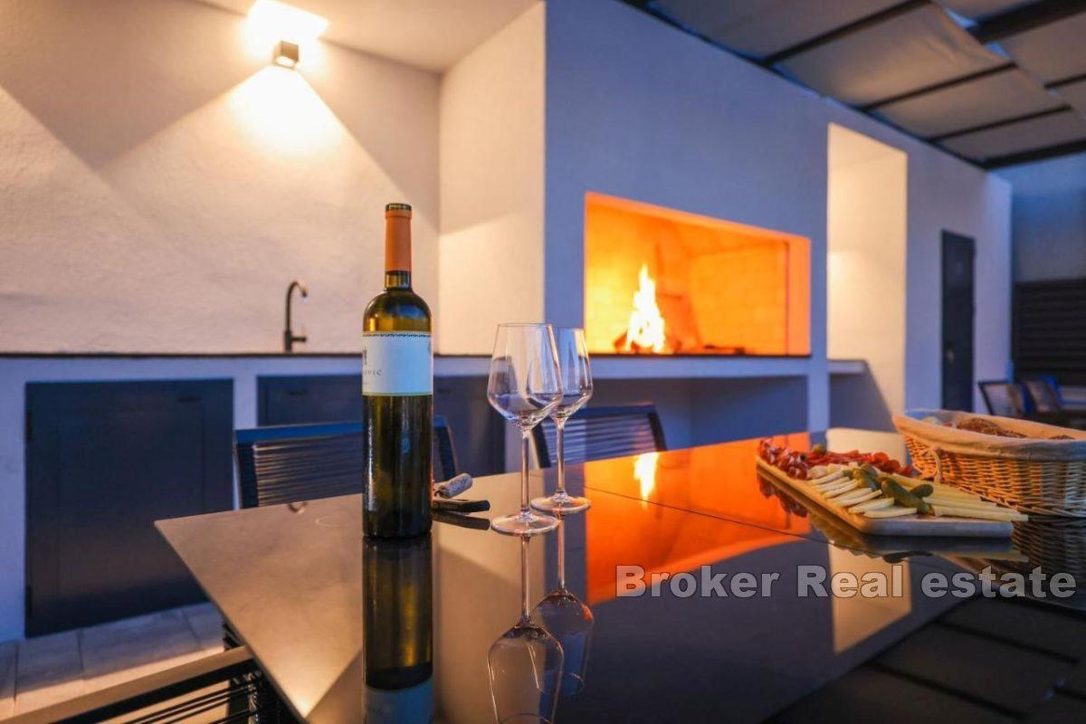 En villa med en vacker trädgård och pool nära centrum