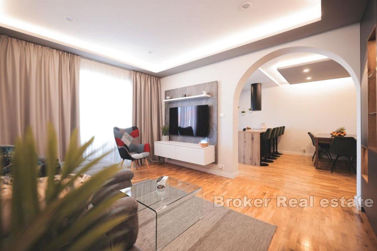 A villa with a beautiful garden and swimming pool near the center