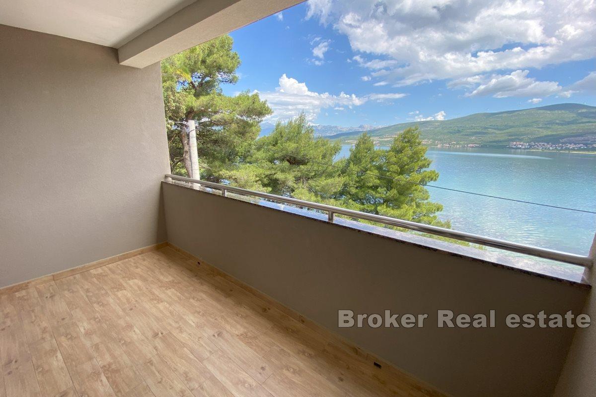 Apartmanska kuća s ugostiteljskim objektom, prvi red uz more