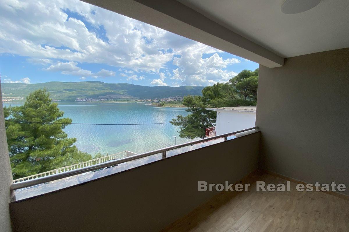 Apartmanska kuća s ugostiteljskim objektom, prvi red uz more