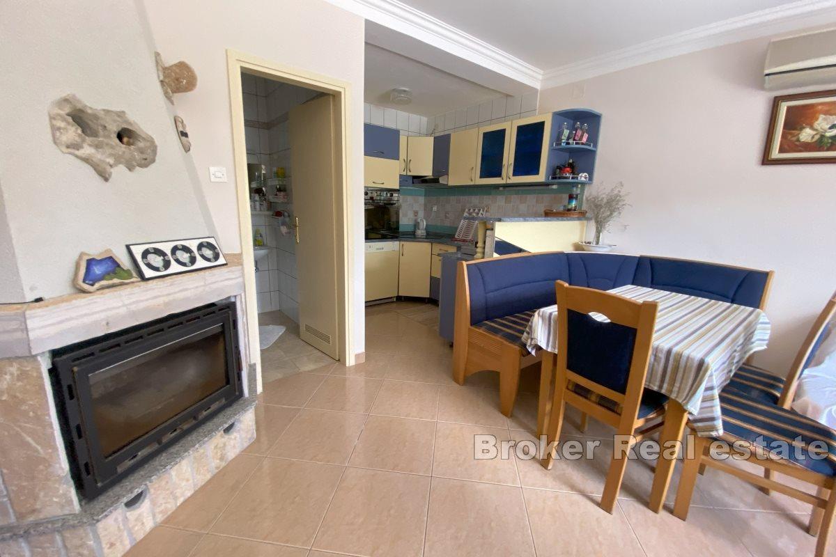 Apartmanska kuća s ugostiteljskim objektom, prvi red uz more