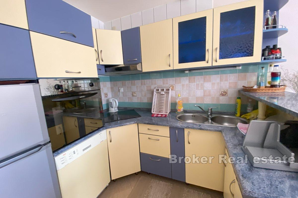 Apartmanska kuća s ugostiteljskim objektom, prvi red uz more