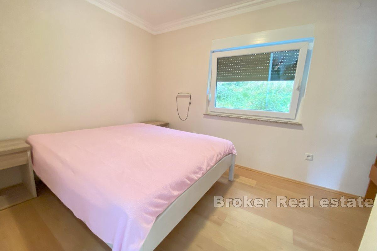 Leilighetshus med kaffebar, første rad til sjøen