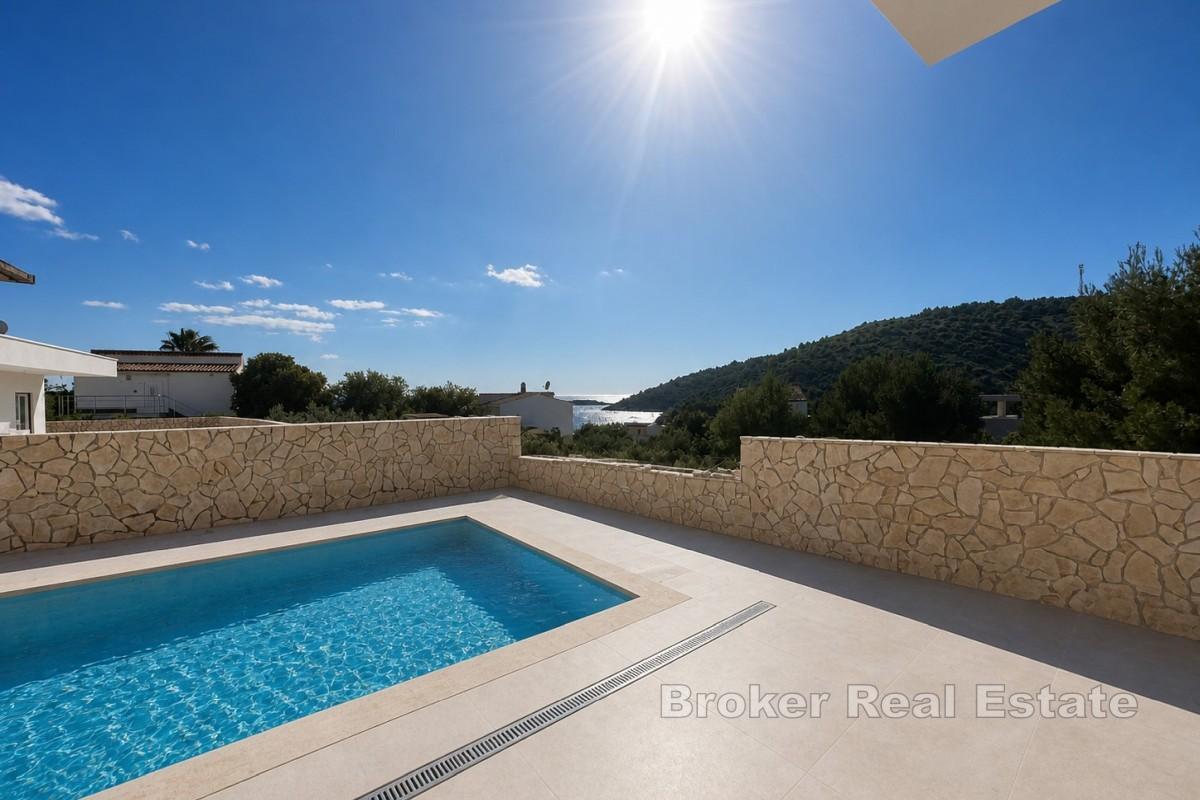 Appartement avec piscine et vue dégagée mer