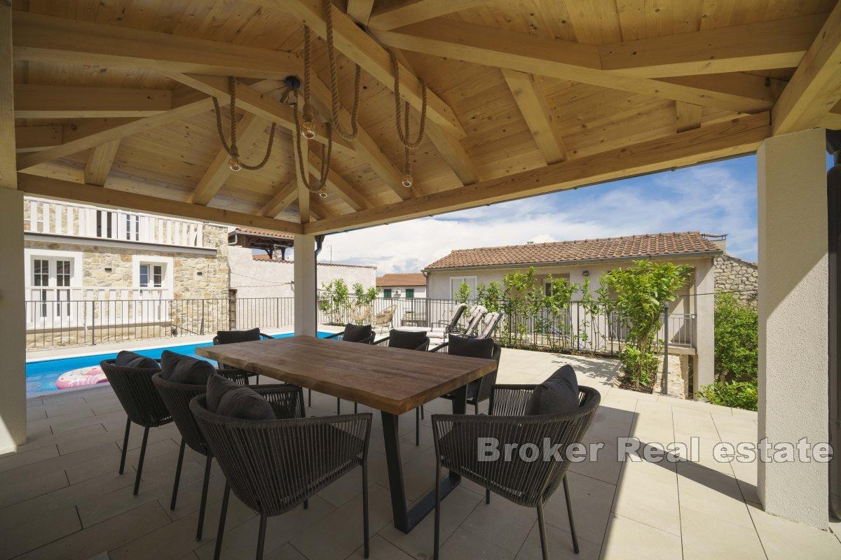 Odnowiony dom w centrum z basenem i widokiem na morze