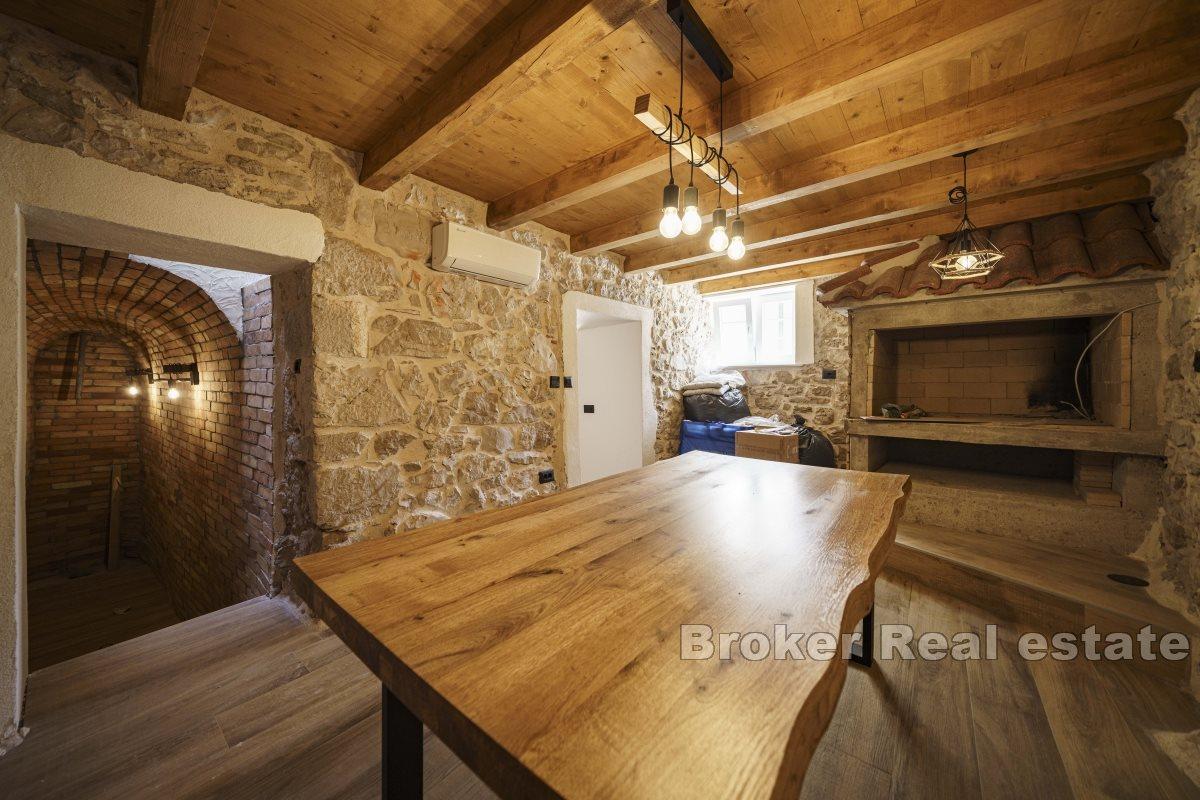 Renoverat hus i centrum med pool och havsutsikt