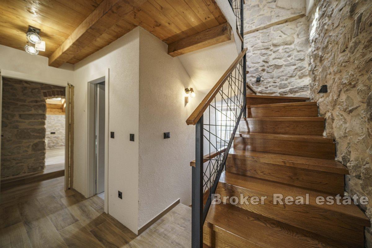 Casa ristrutturata nel centro con piscina e vista mare